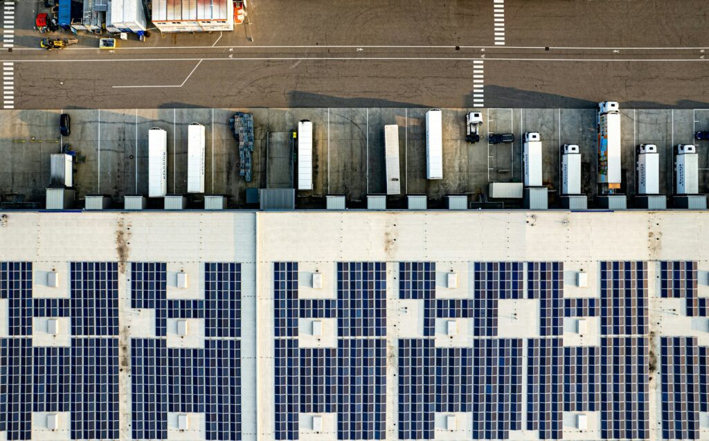 Luftaufnahme von Solaranlagen auf einem Gewerbegelände