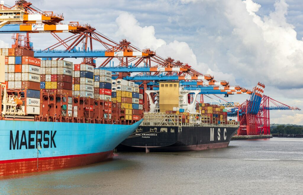 Containerschiff im Hafen mit Kränen