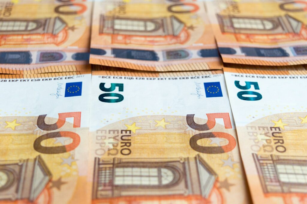 50-Euro-Scheine auf einem Holztisch