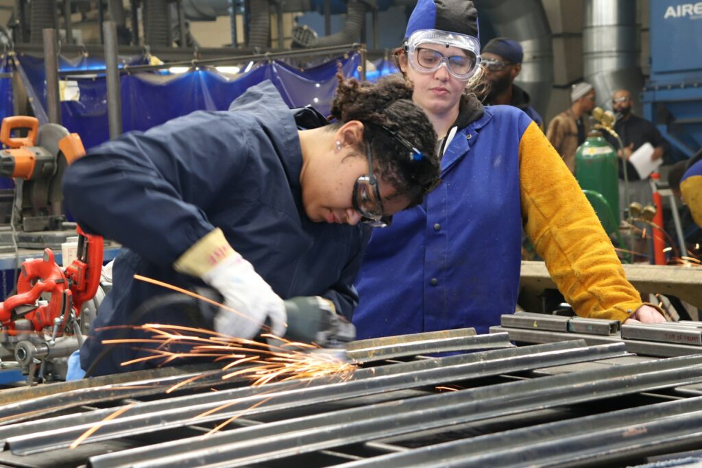 Auszubildende arbeiten in einer Metallwerkstatt