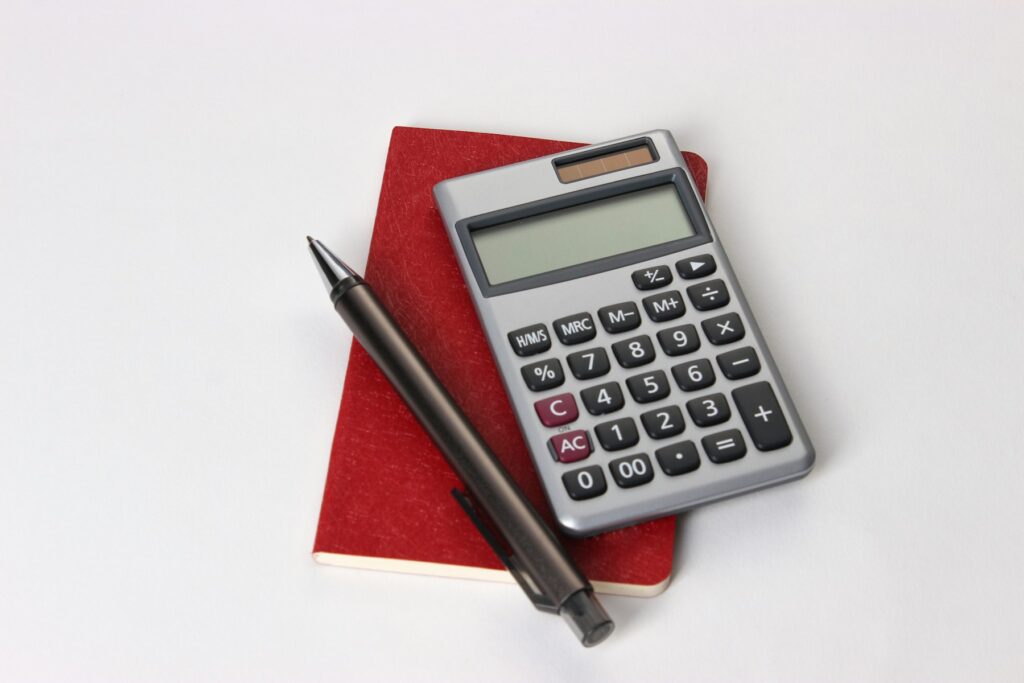 Taschenrechner und Stift auf Rechnungen