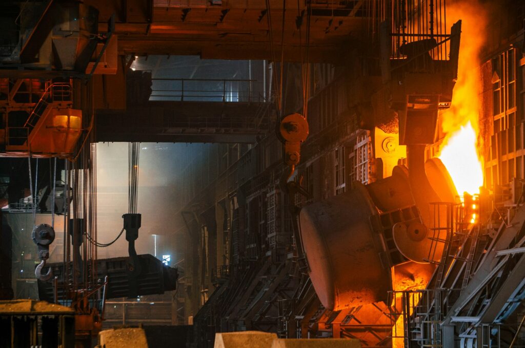 Glühender Stahl in einer Industriehalle