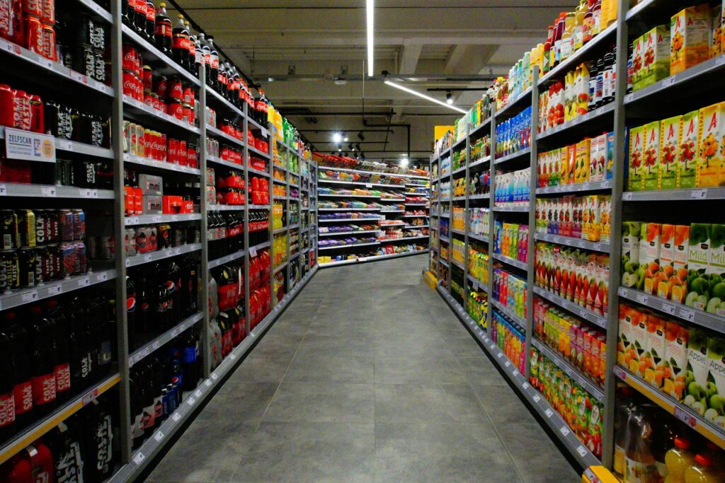 Regale in einem Supermarkt