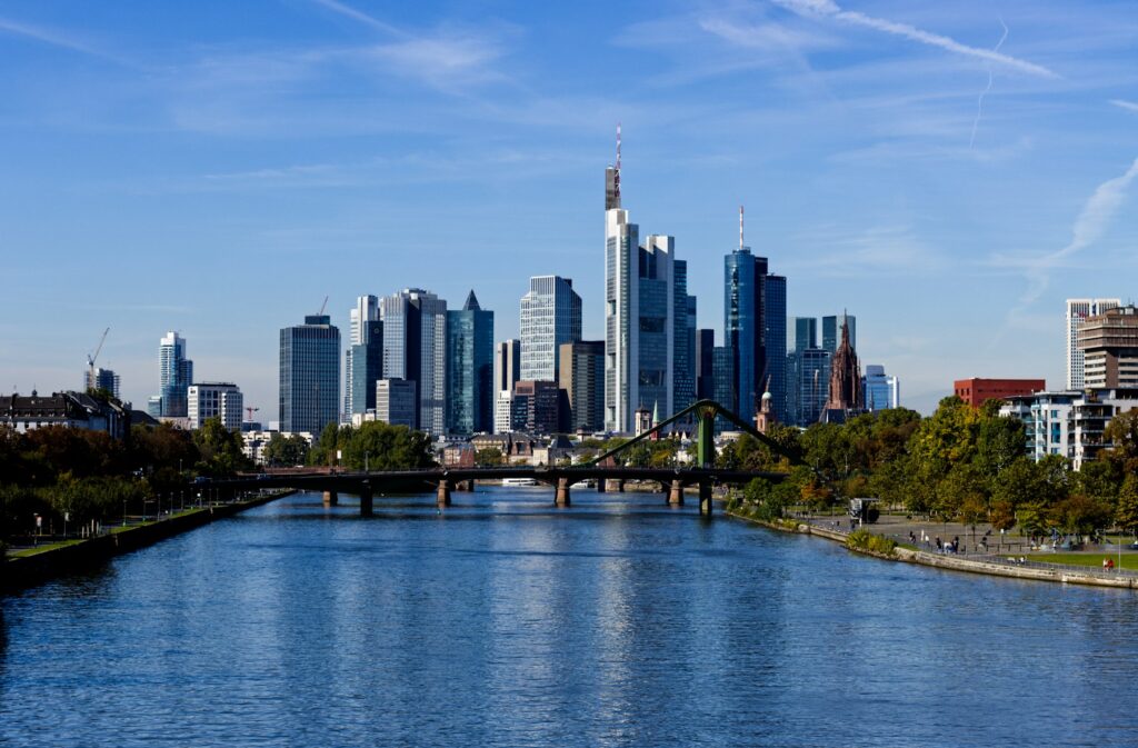 Skyline von Frankfurt am Main mit Main und Brücke