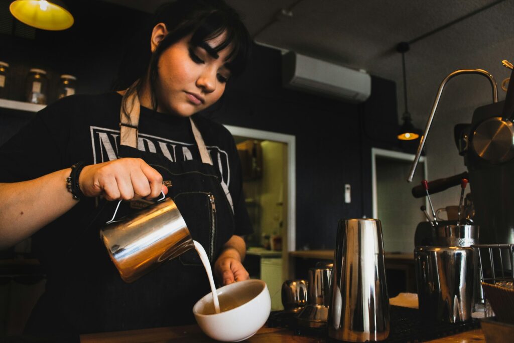 Barista bereitet Kaffee zu