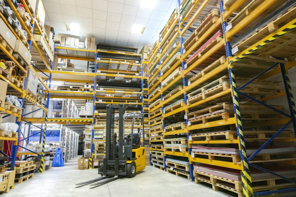 Lagerhalle mit Paletten und Gabelstapler
