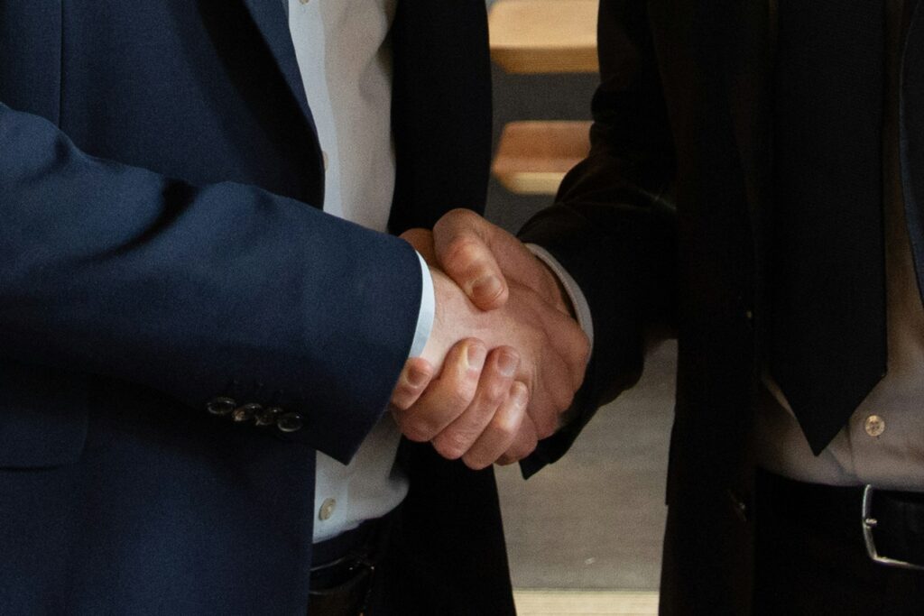 Handschlag zweier Geschäftspartner