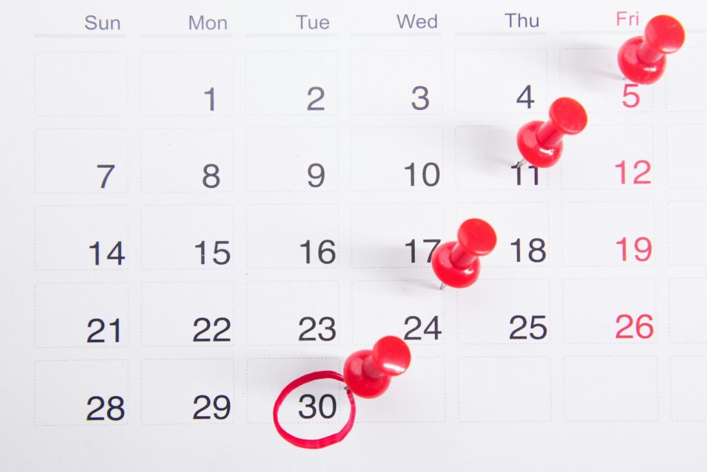 Kalender mit roten Pinnnadeln