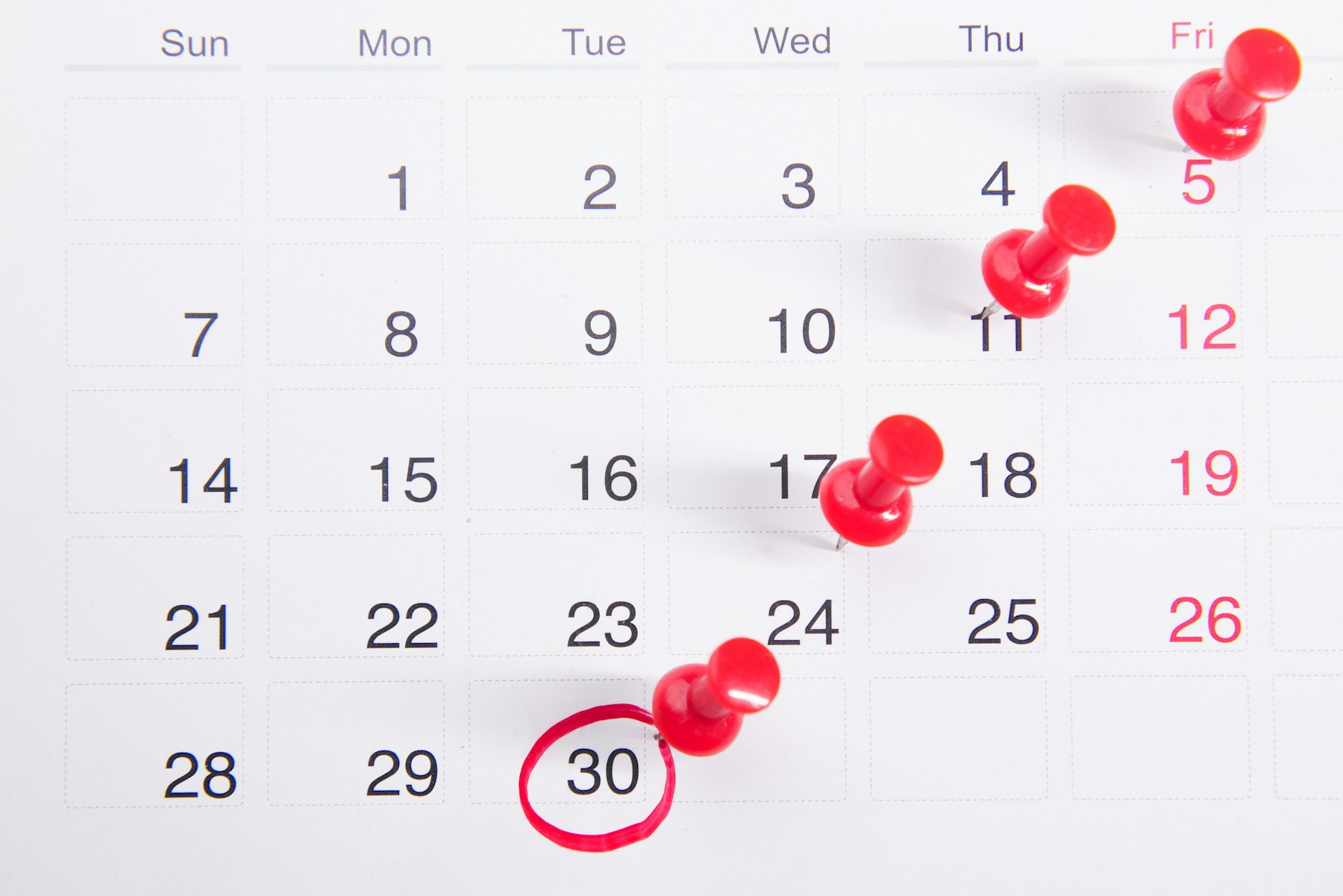 Kalender mit roten Pinnnadeln